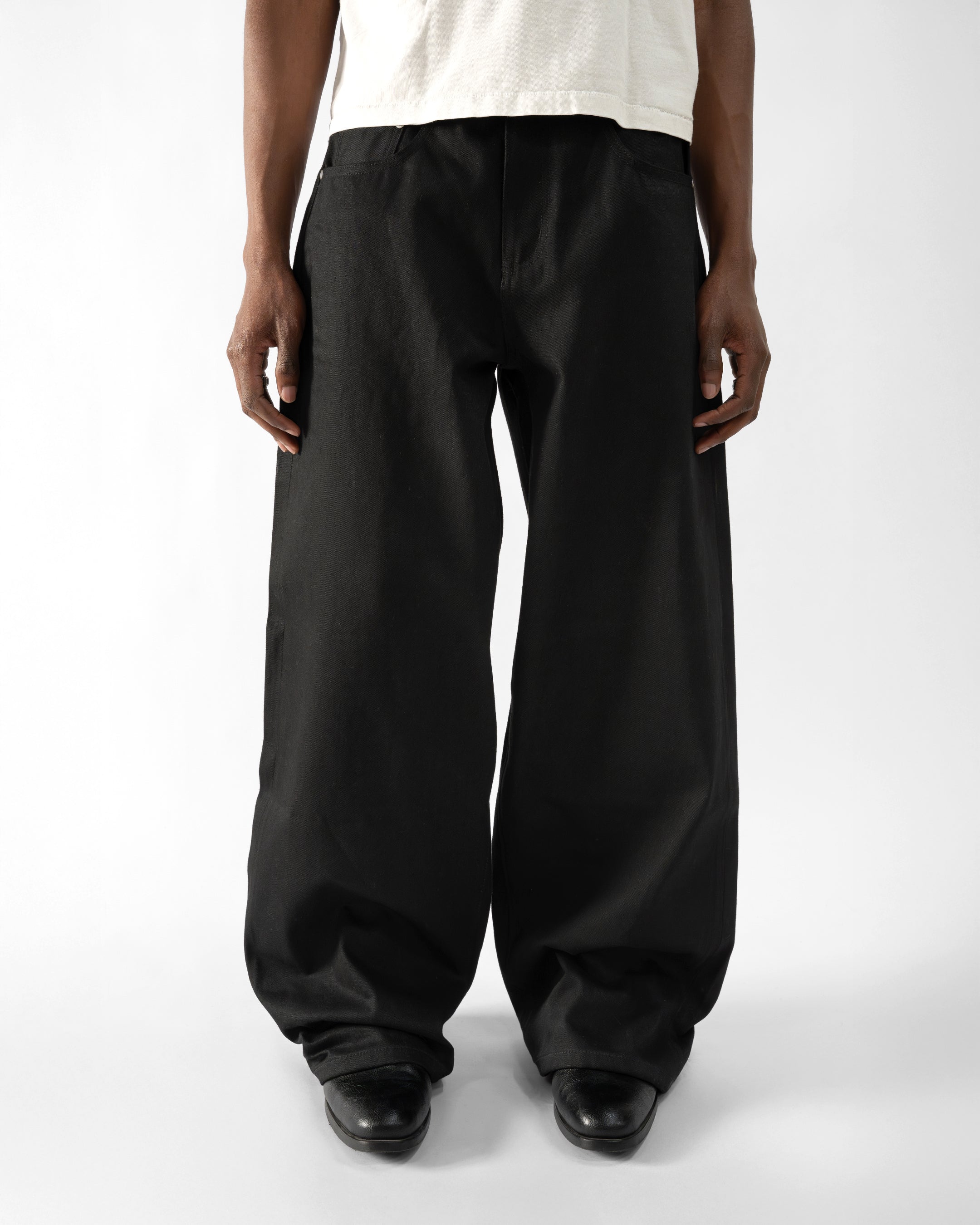 MATTE BLACK JAPANESE SELVEDGE LOOSE FIT JEANS