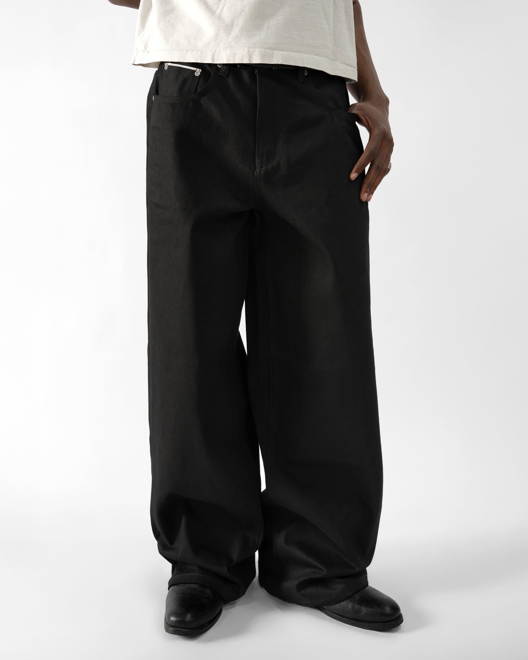 MATTE BLACK JAPANESE SELVEDGE LOOSE FIT JEANS
