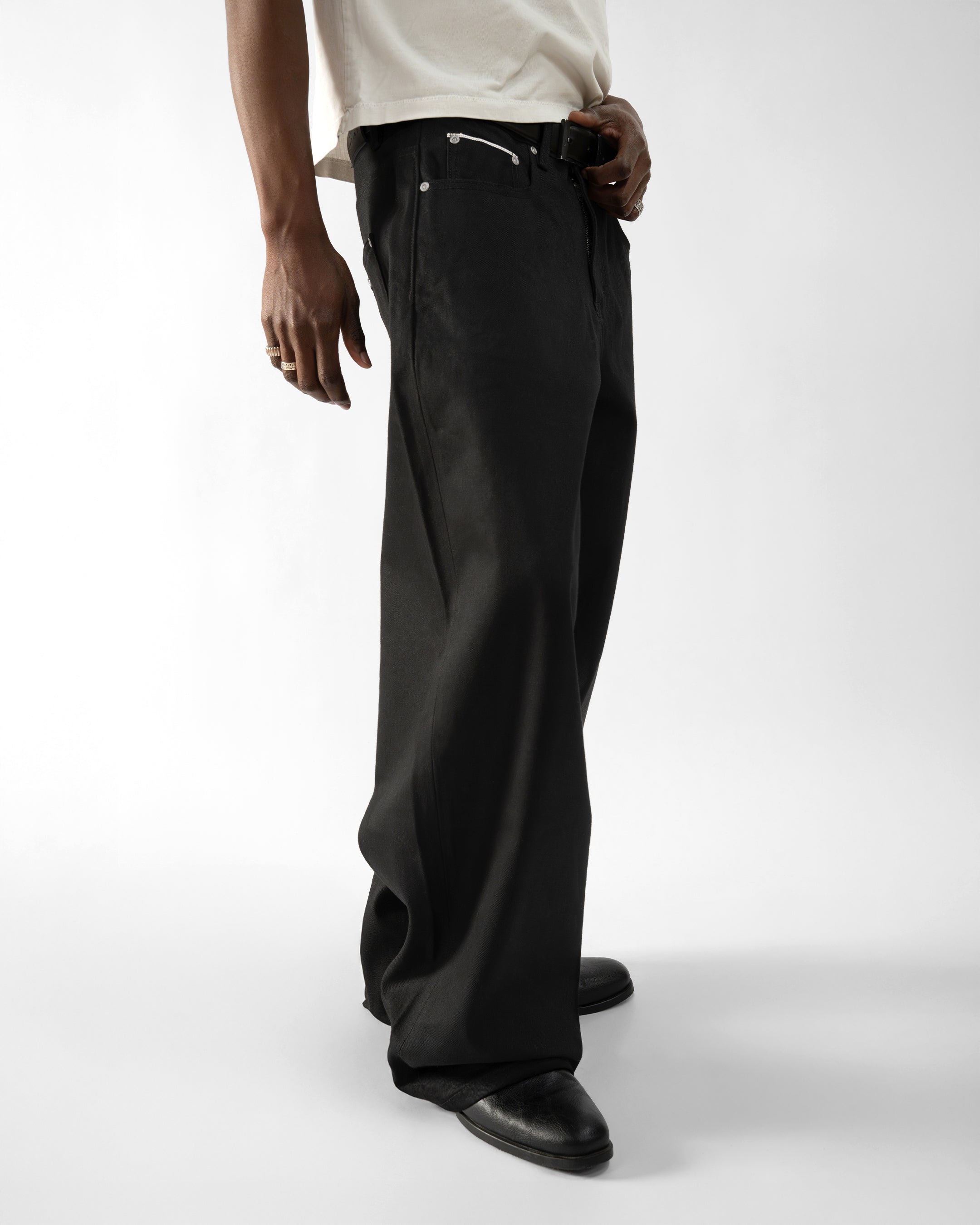 MATTE BLACK JAPANESE SELVEDGE LOOSE FIT JEANS