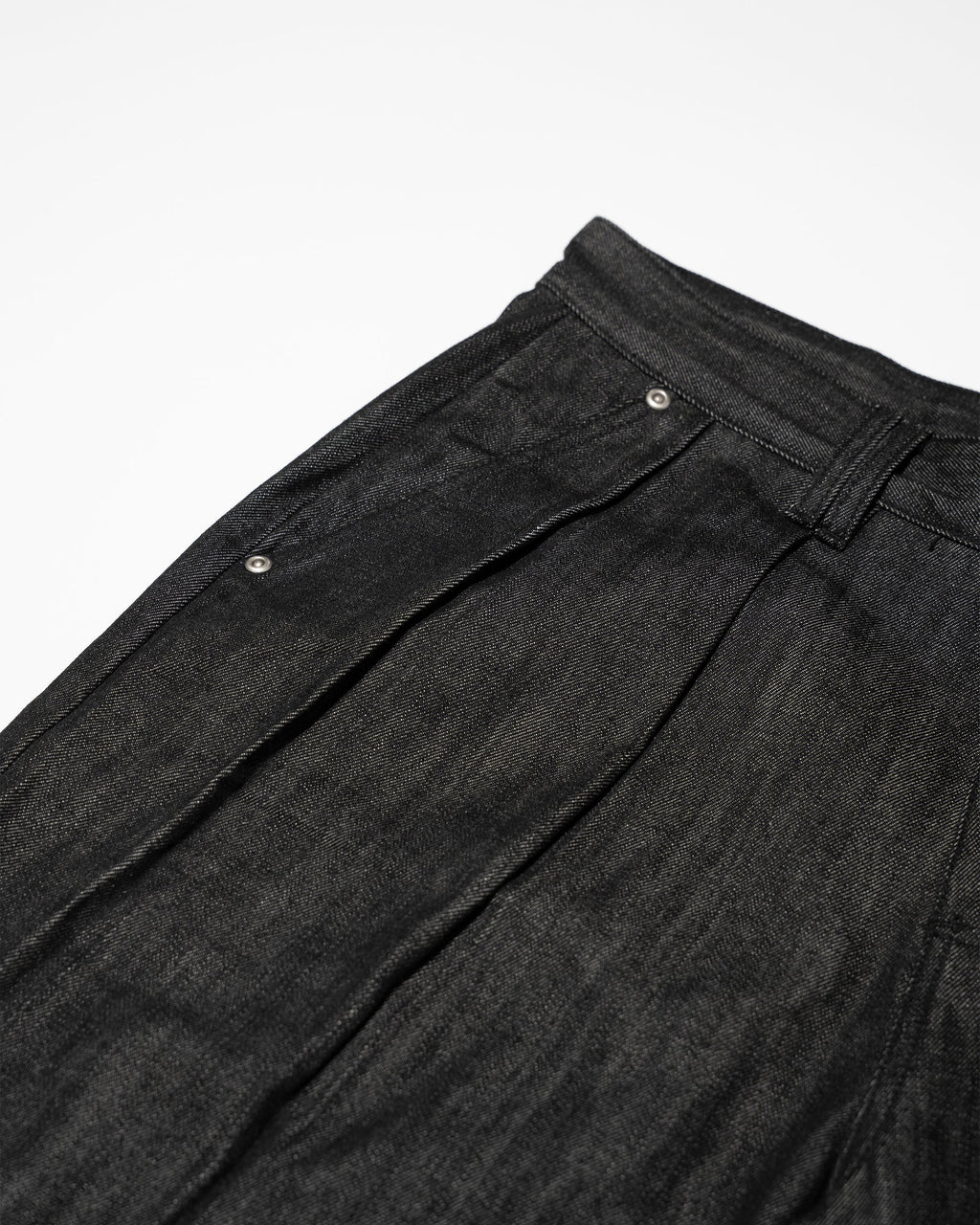 PLEATED RAW BLACK JORTS