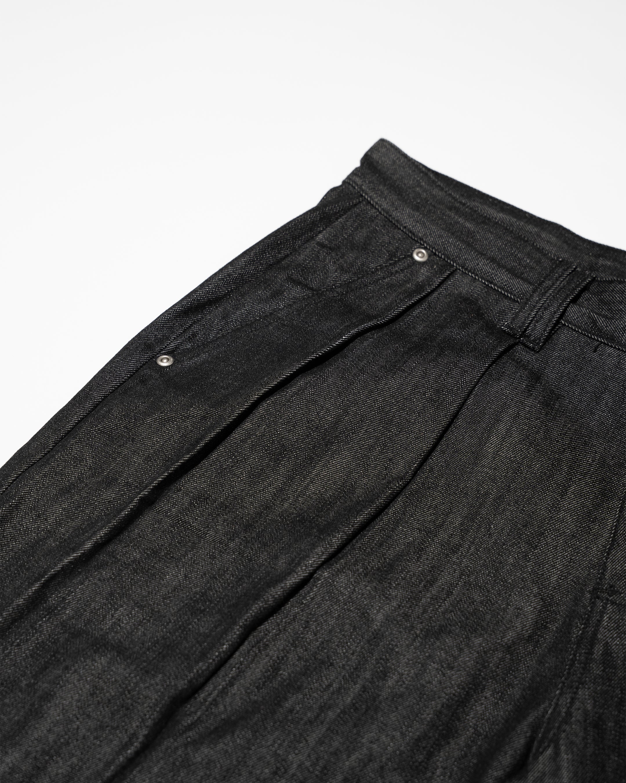 PLEATED RAW BLACK JORTS