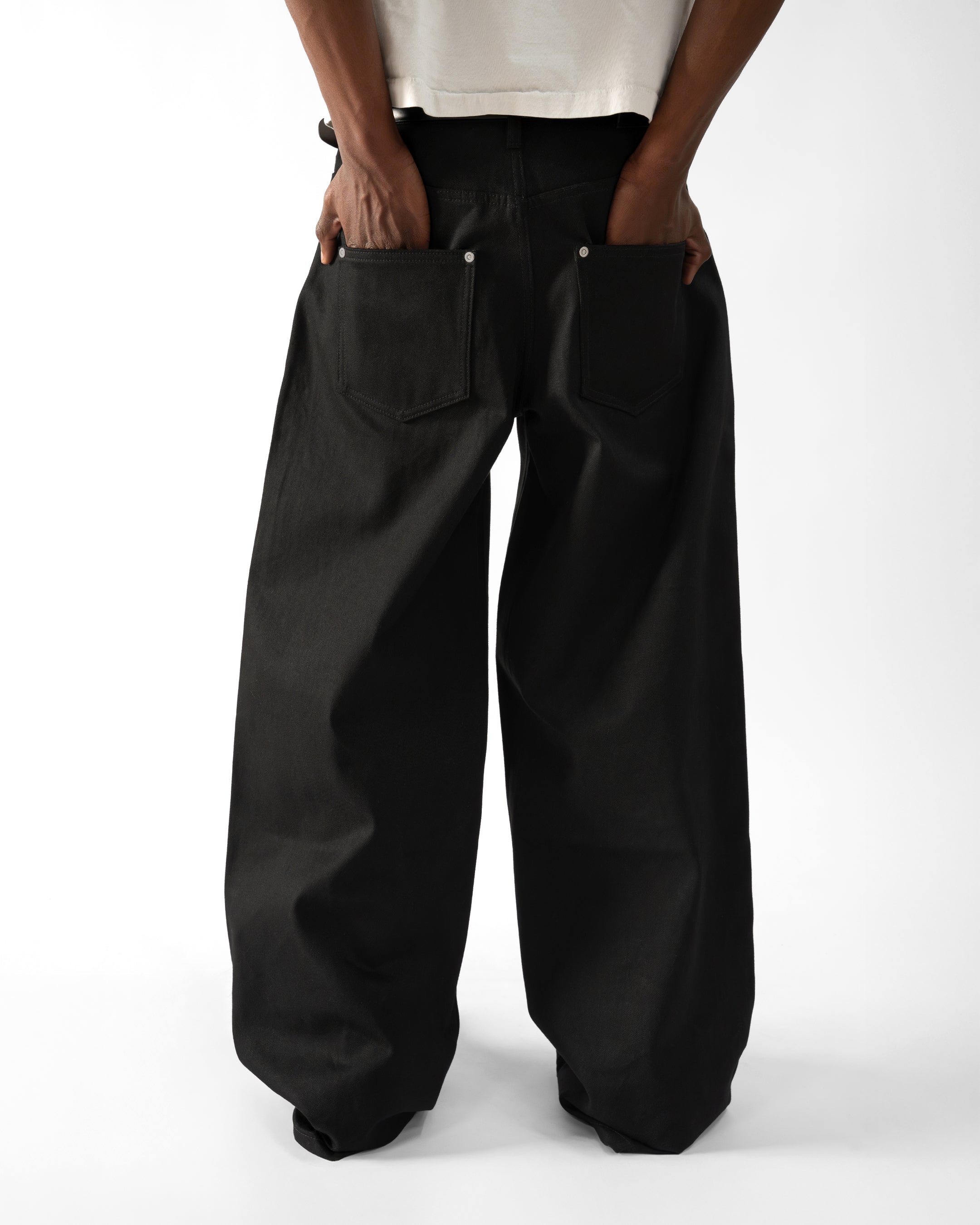 MATTE BLACK JAPANESE SELVEDGE LOOSE FIT JEANS