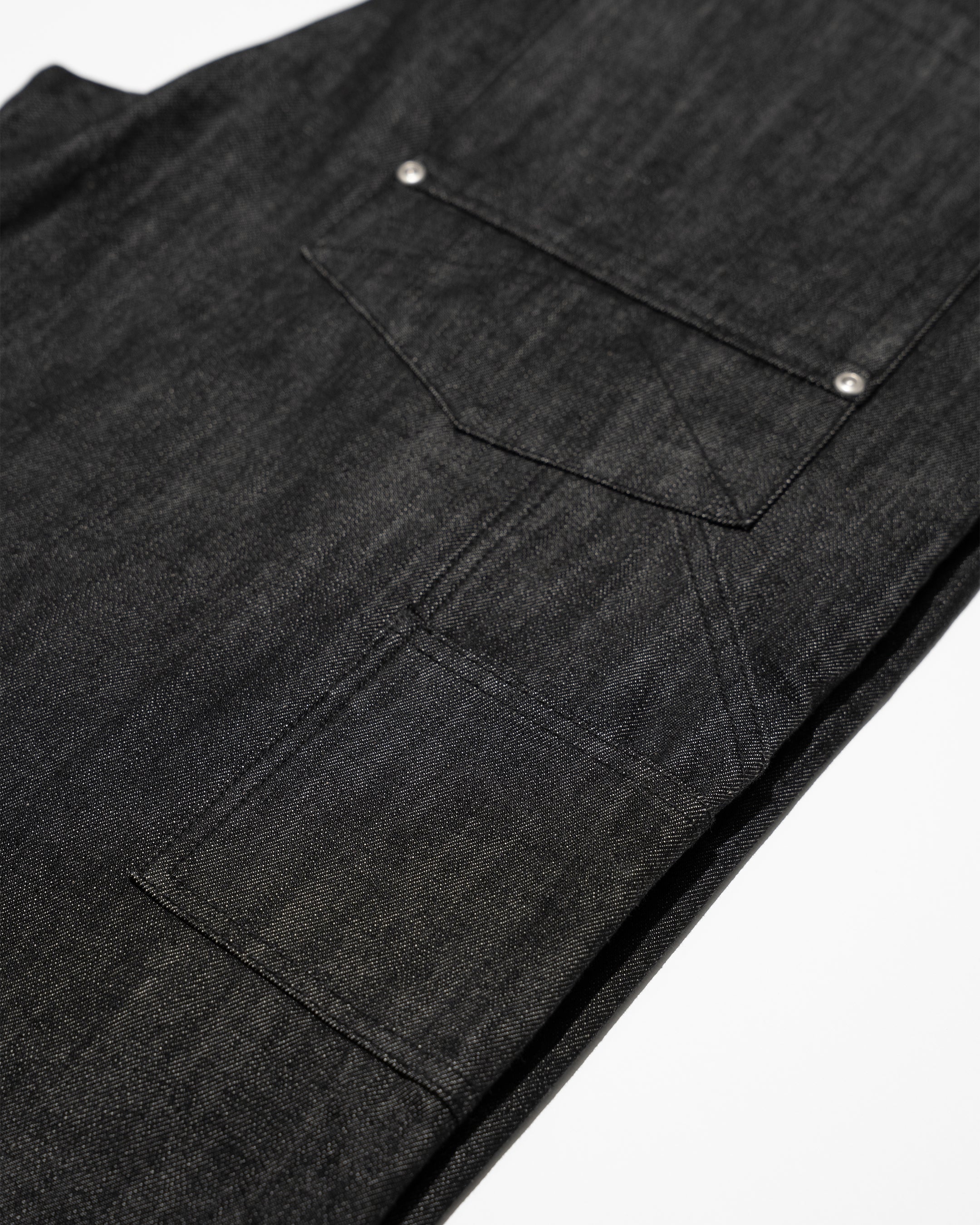 PLEATED RAW BLACK JORTS