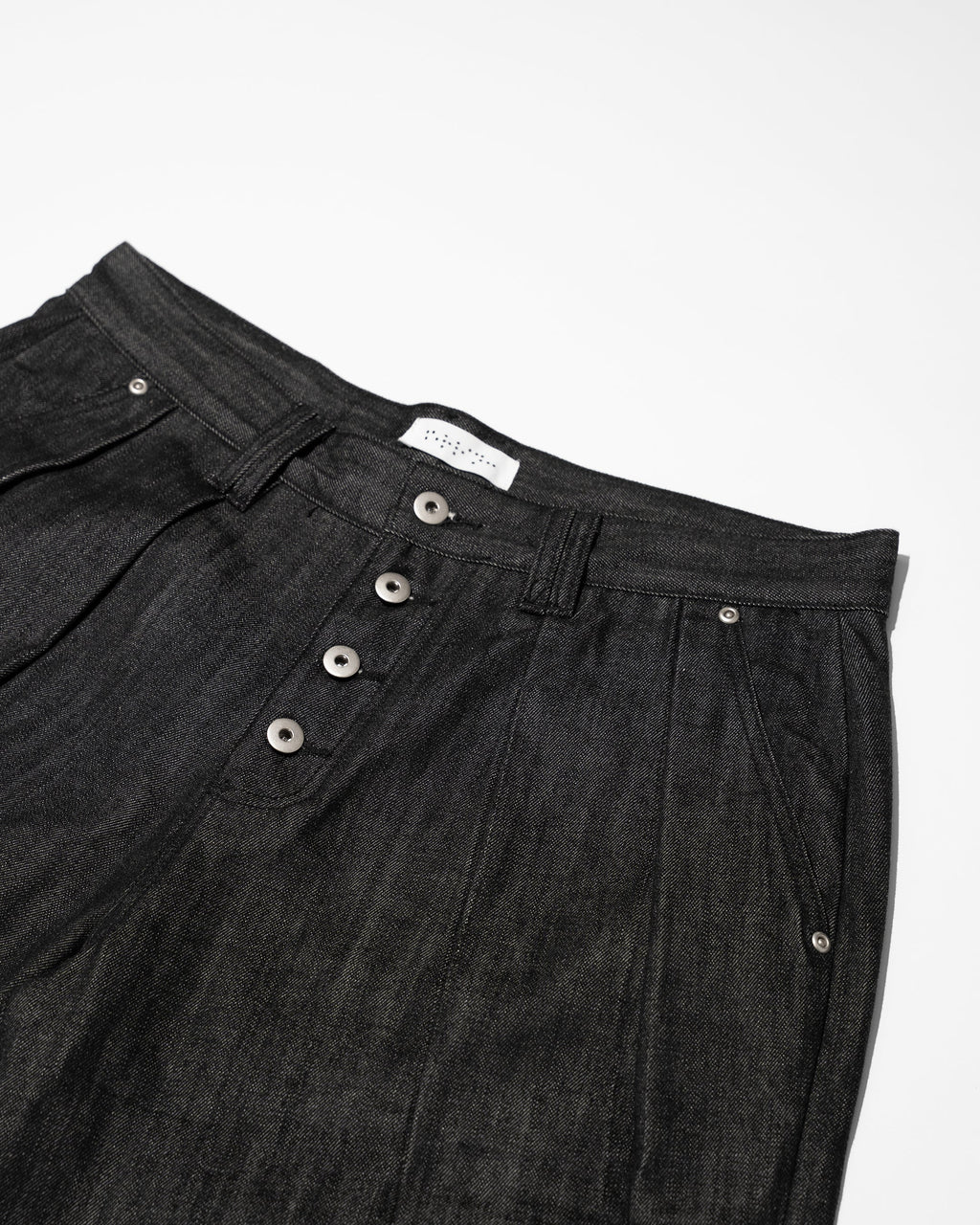 PLEATED RAW BLACK JORTS