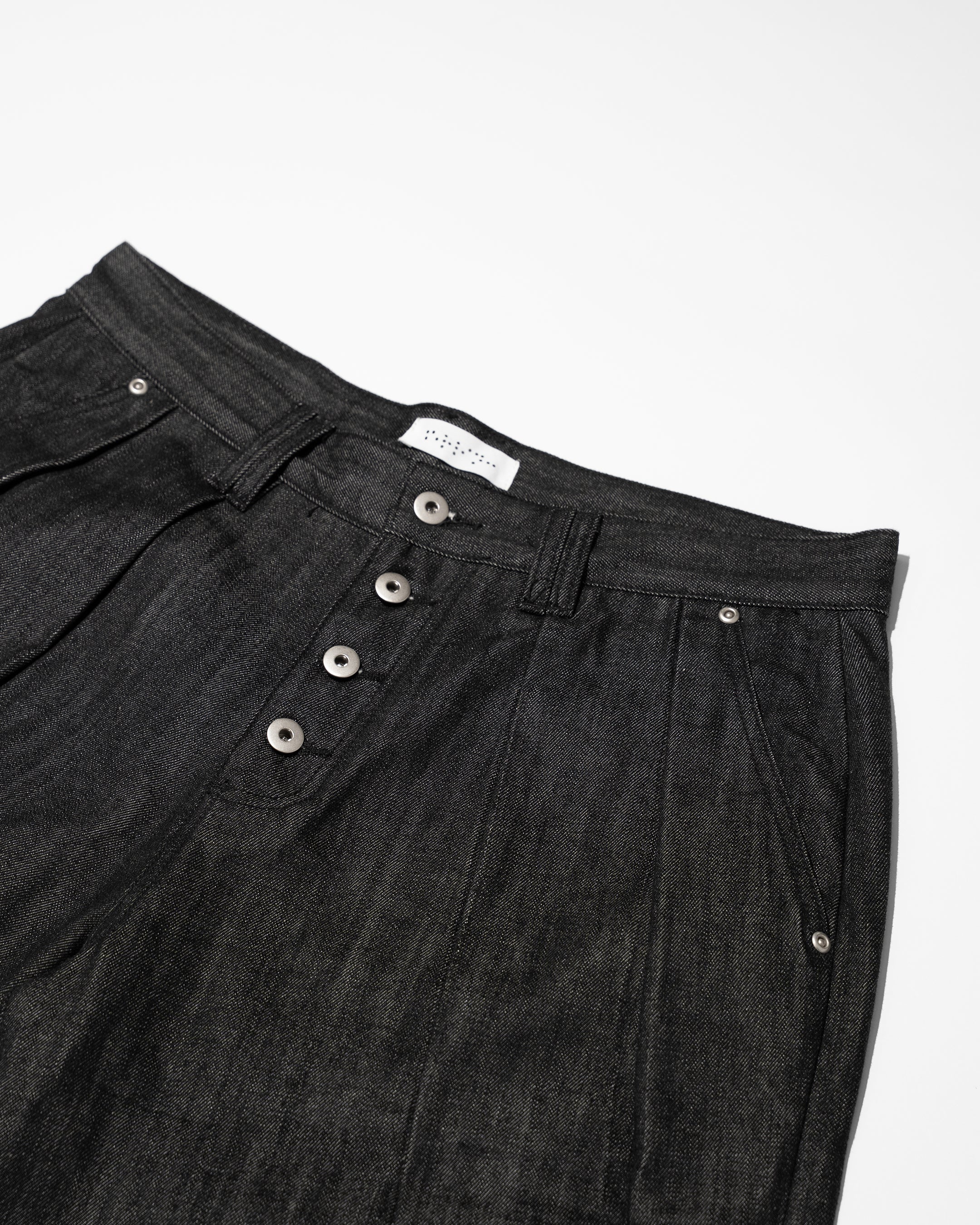 PLEATED RAW BLACK JORTS