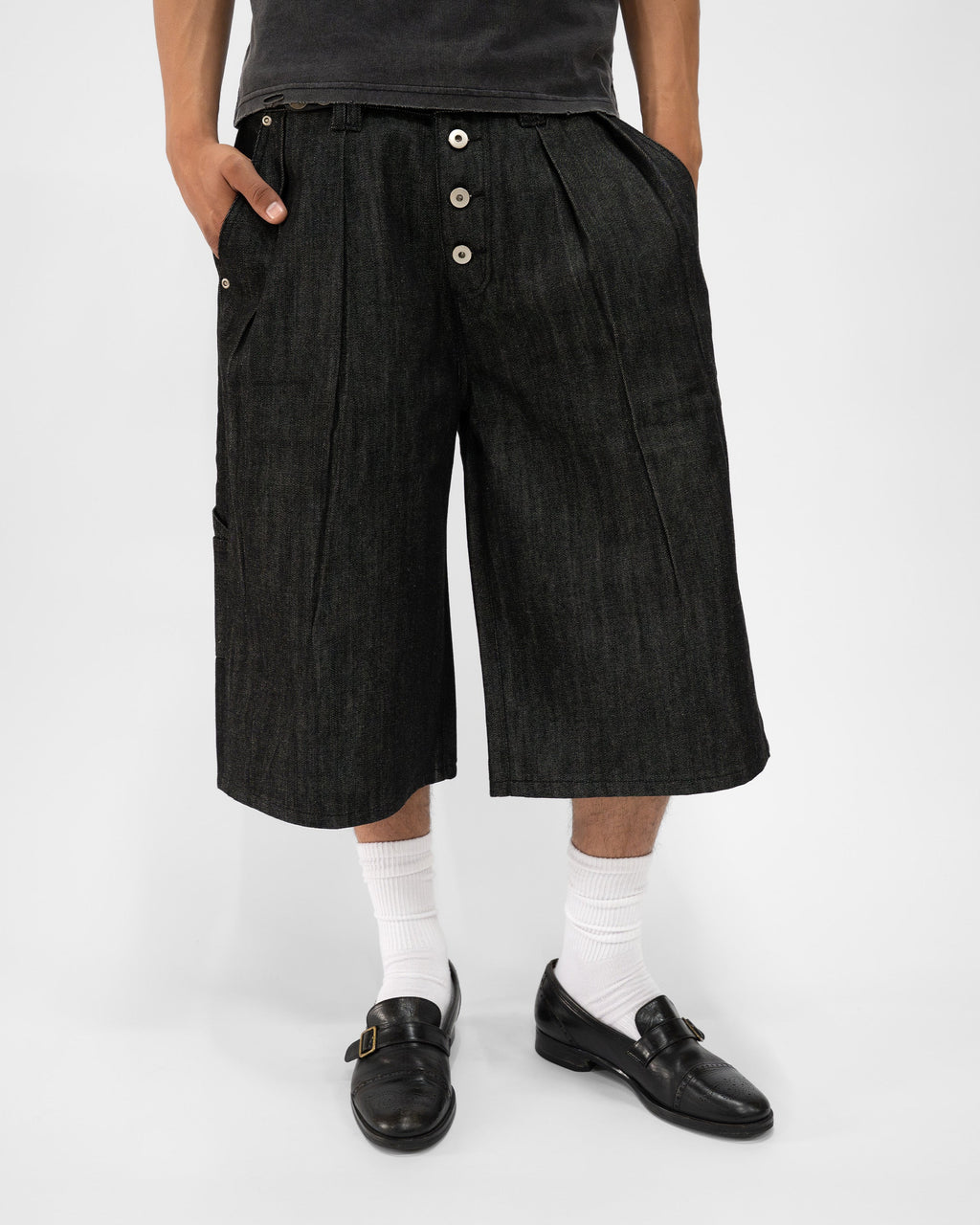 PLEATED RAW BLACK JORTS