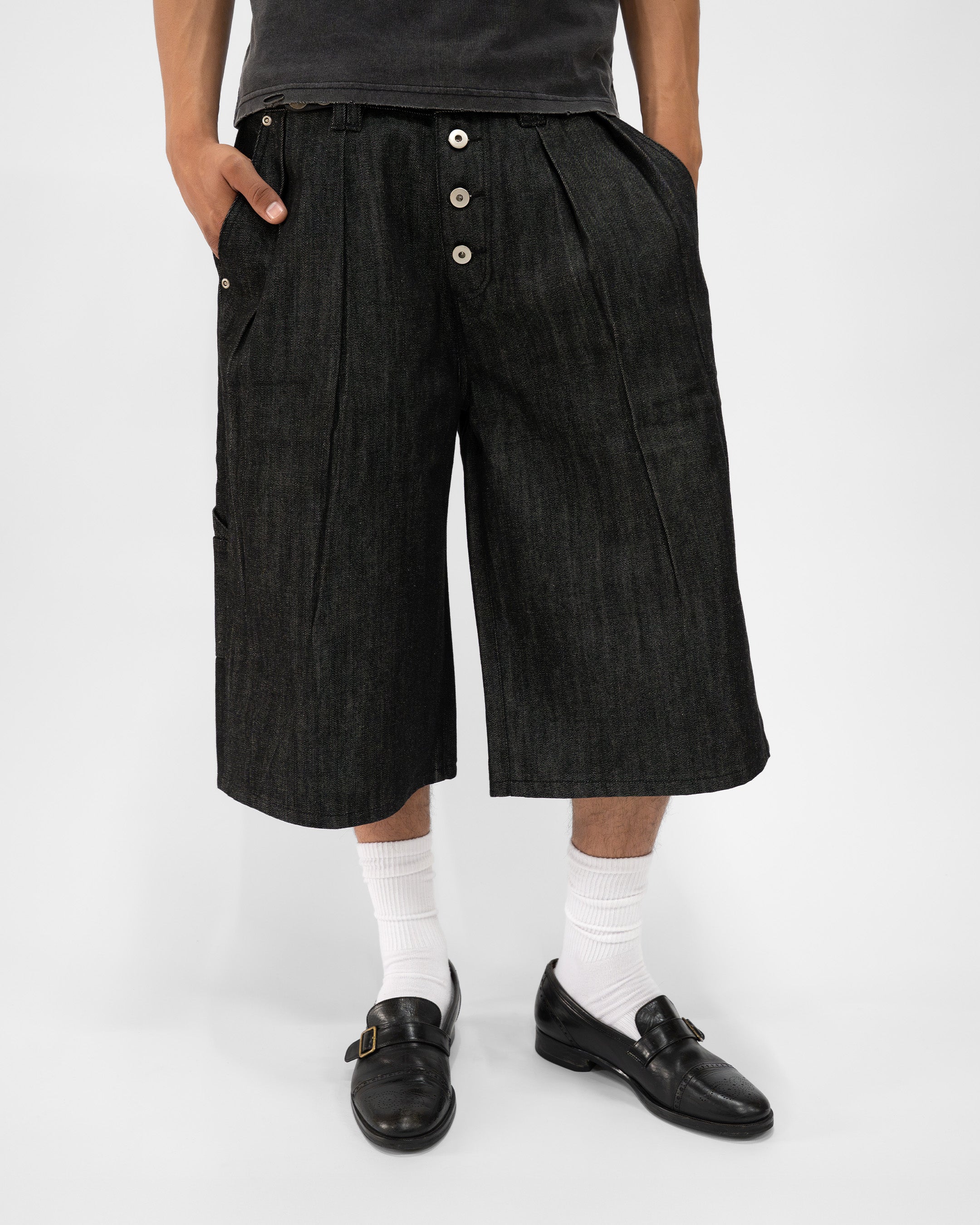 PLEATED RAW BLACK JORTS