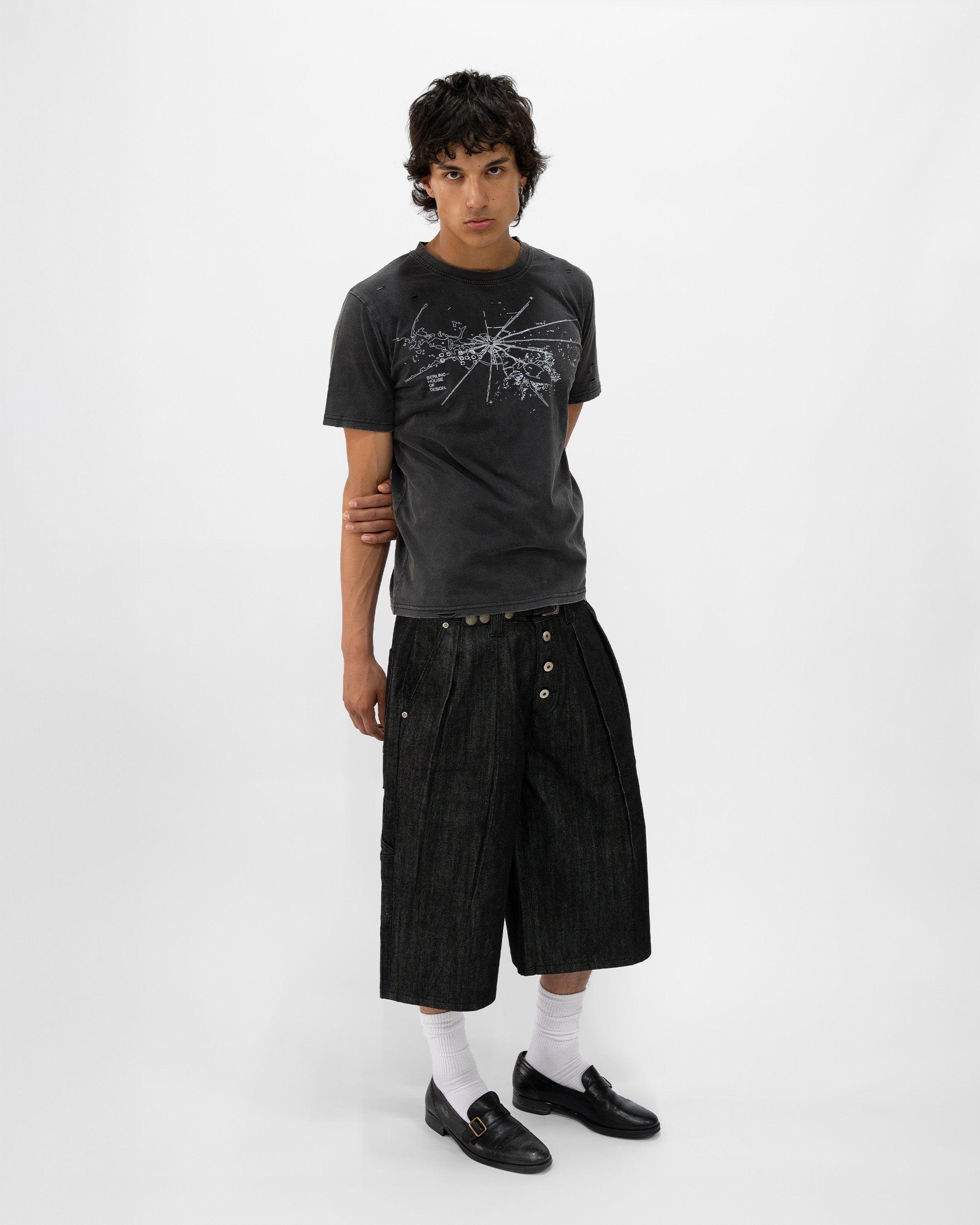 PLEATED RAW BLACK JORTS