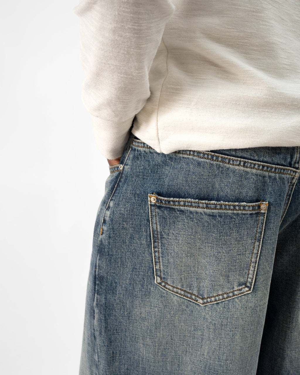 VINTAGE LIGHTWASH LOOSE FIT JEANS