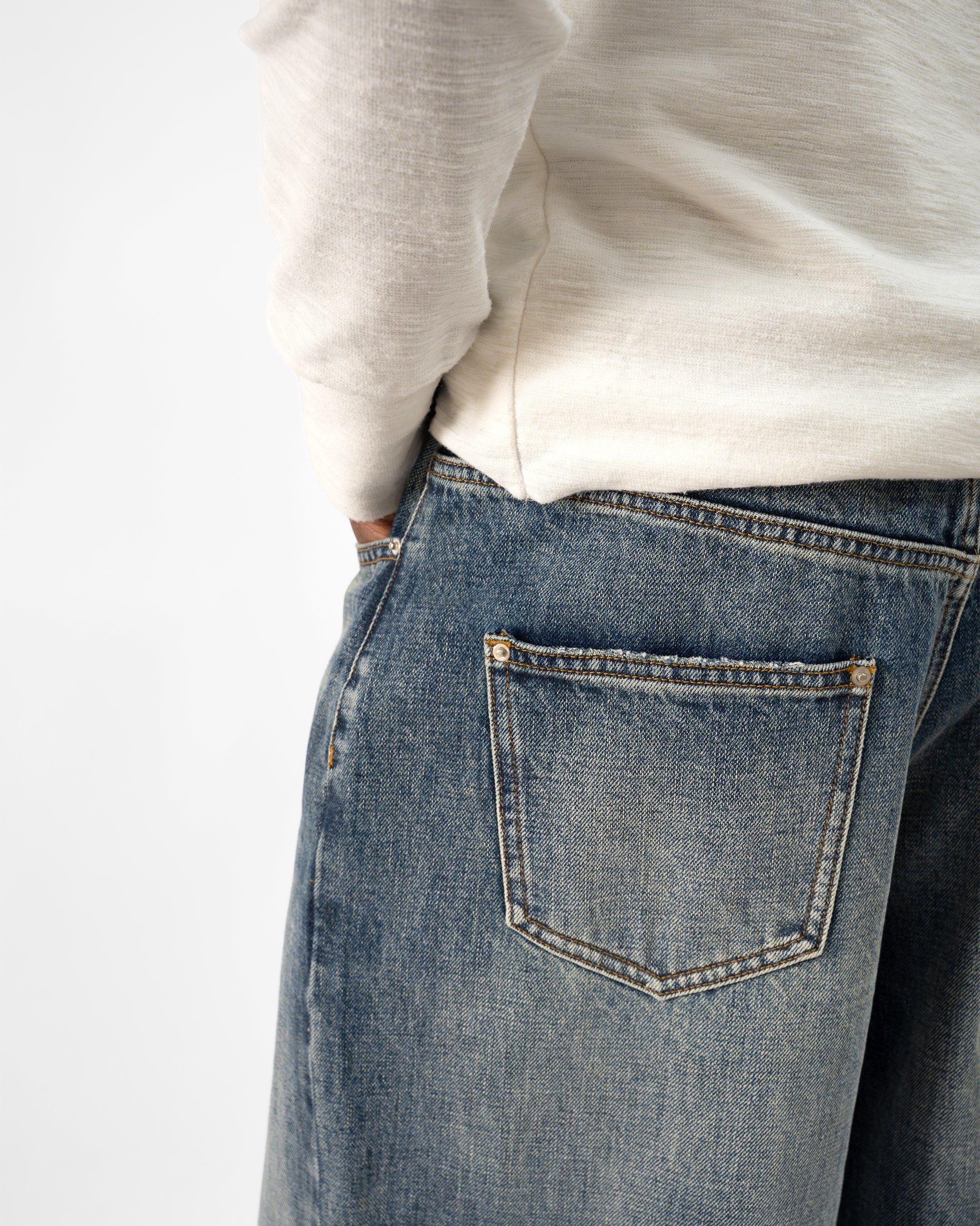 VINTAGE LIGHTWASH LOOSE FIT JEANS