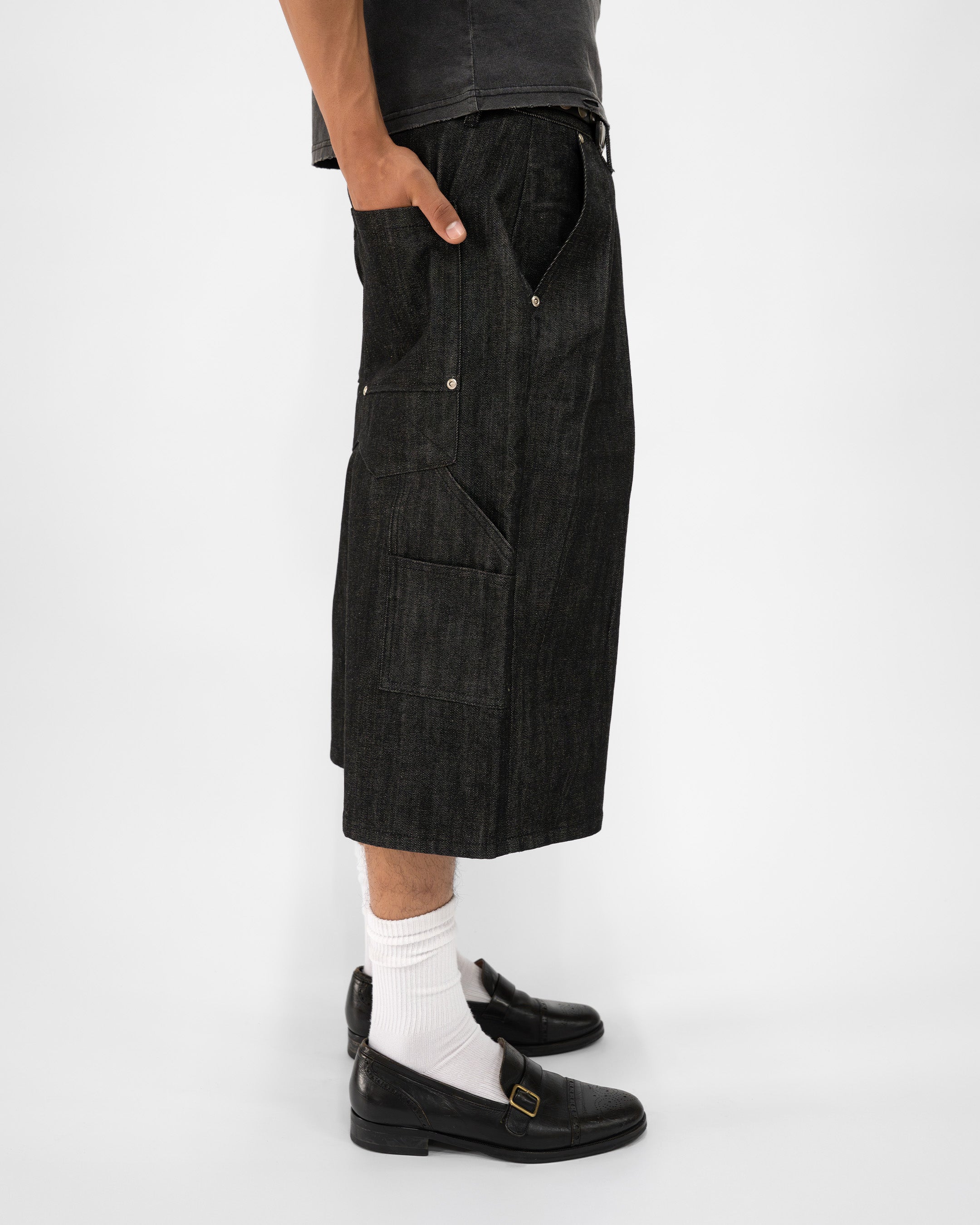 PLEATED RAW BLACK JORTS