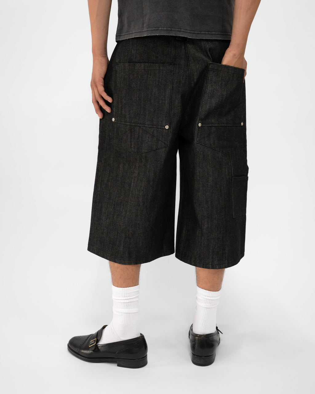 PLEATED RAW BLACK JORTS