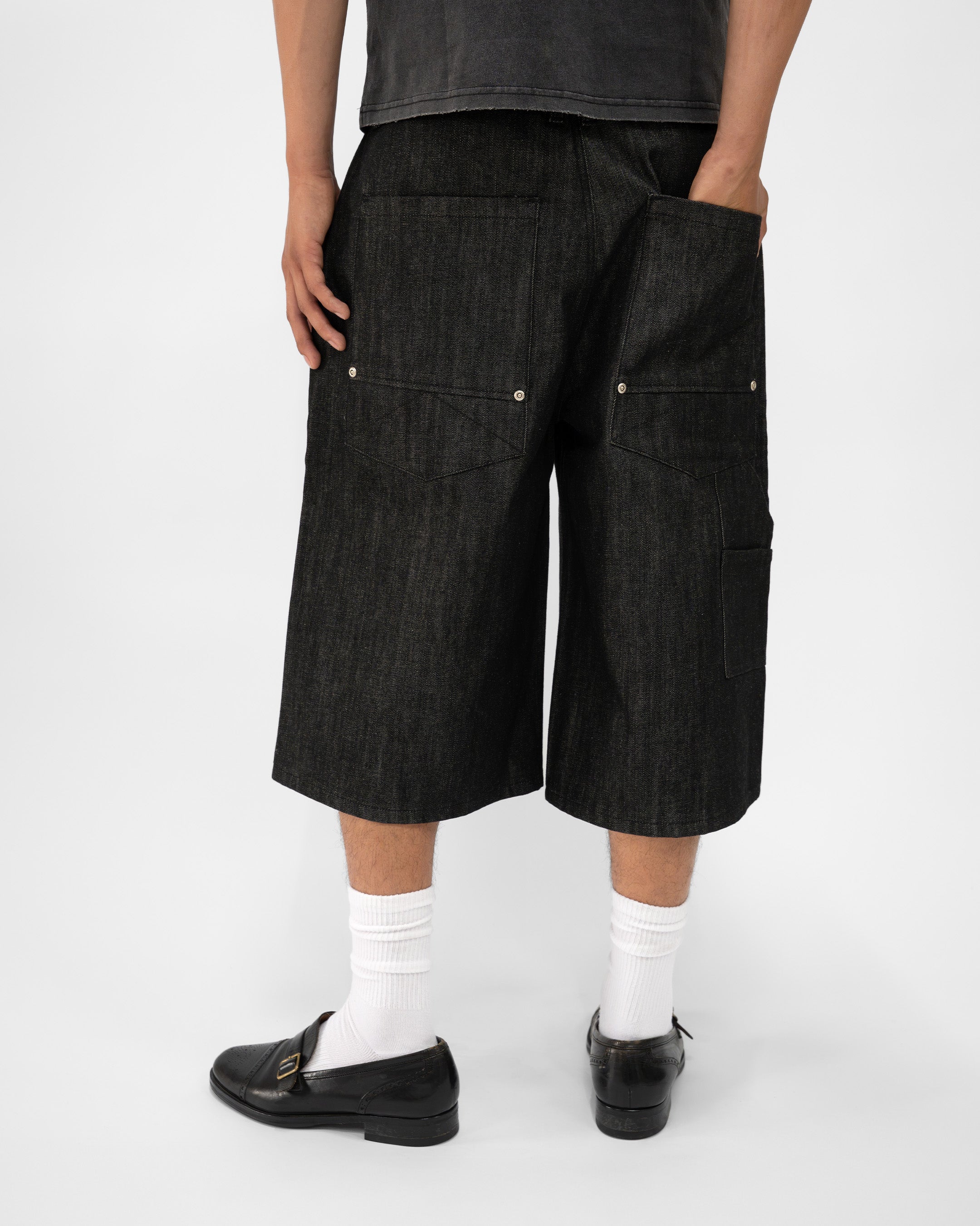 PLEATED RAW BLACK JORTS