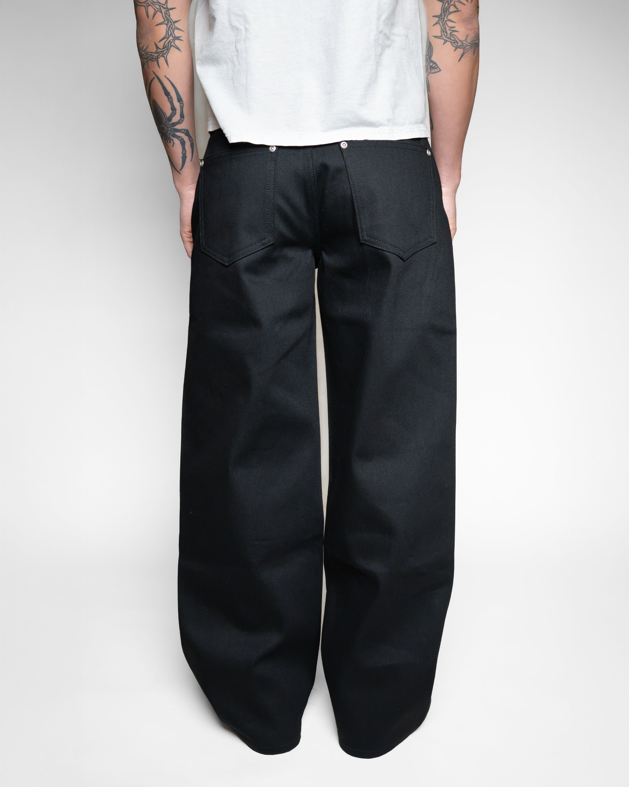 UNIFORM CUT MATTE BLACK JAPANESE SELVEDGE RELAXED FIT JEANS